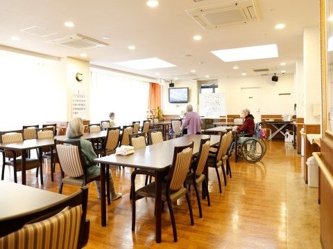 「応援家族 東京ベイ潮見」食堂。十分なスペースがあり、窓の外にはキレイな緑色の芝生が広がります。