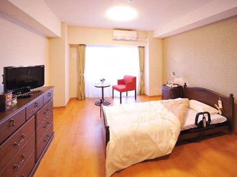 「応援家族 東京ベイ潮見」居室。居室には、ベッドや固定椅子、そしてテレビを設置してあります。