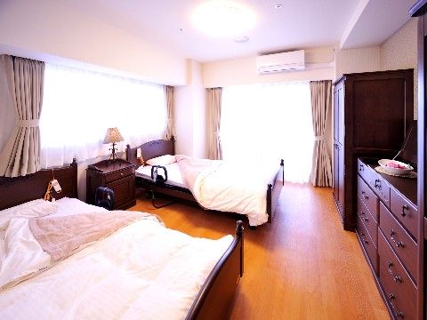 「応援家族 東京ベイ潮見」お二人部屋。ご夫婦で入居できるように、広々としたスペースに加えて、大き目のベッドも用意してあります。