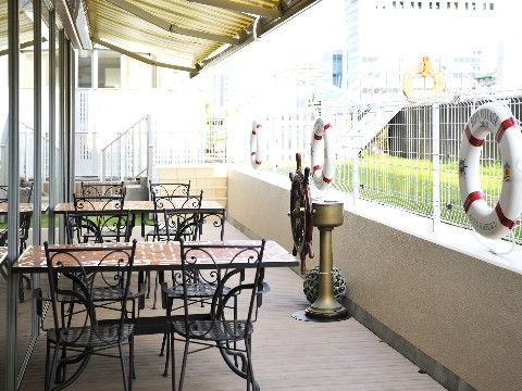 「応援家族 東京ベイ潮見」ウッドテラス。お庭には芝生が広がっています。