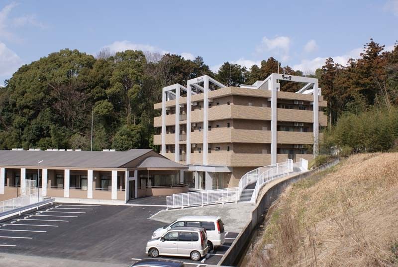 多階層の建物と駐車場