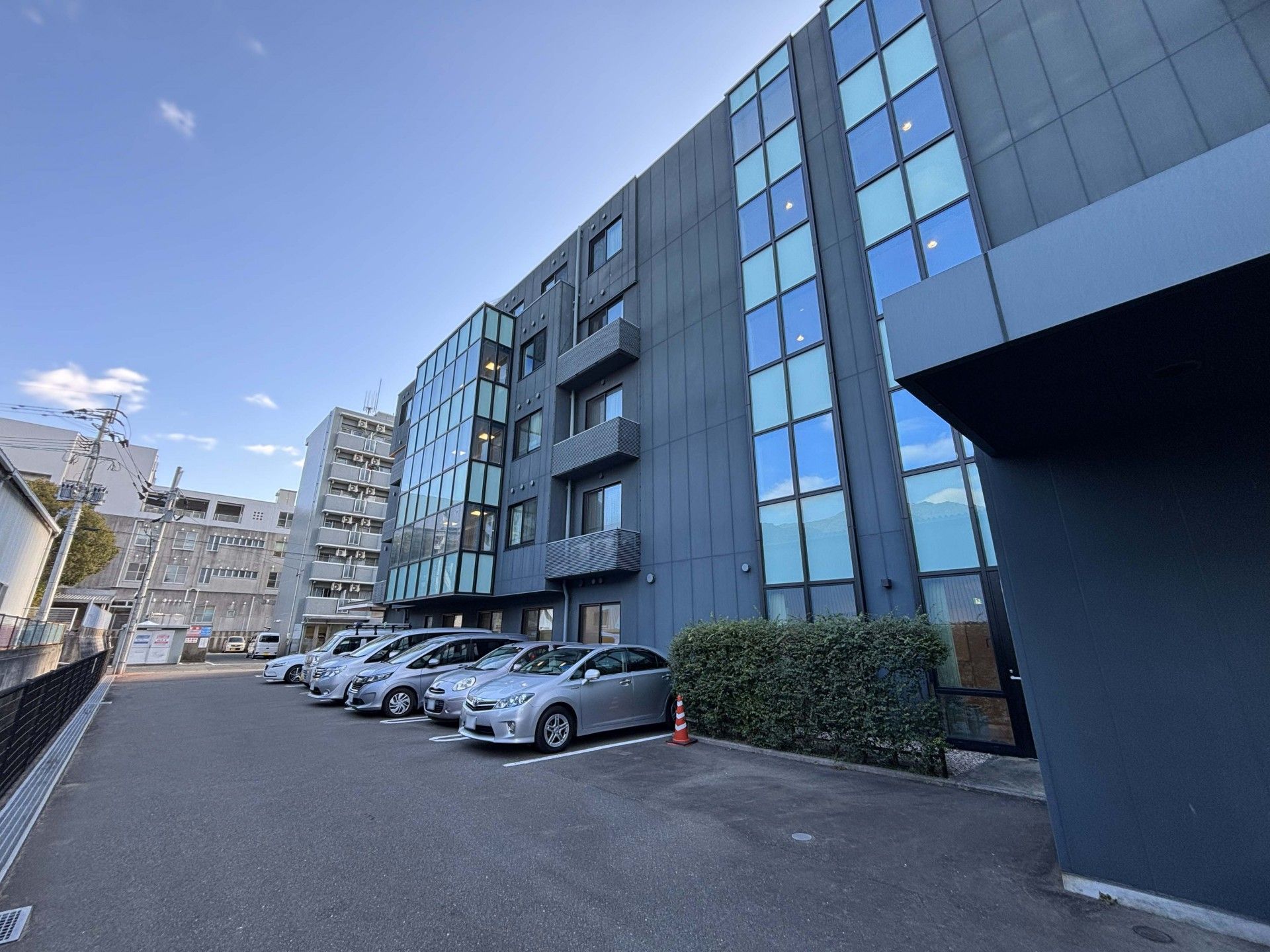 駐車場と建物の外観