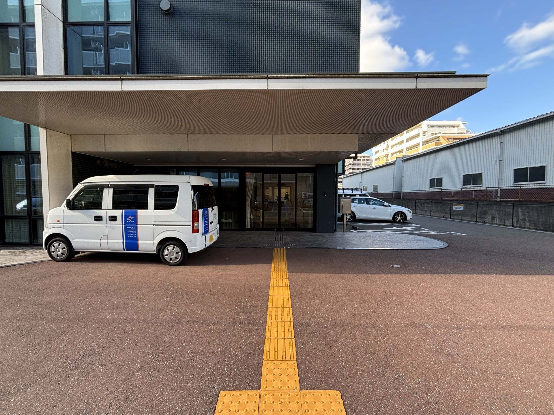 車両が停まる玄関前