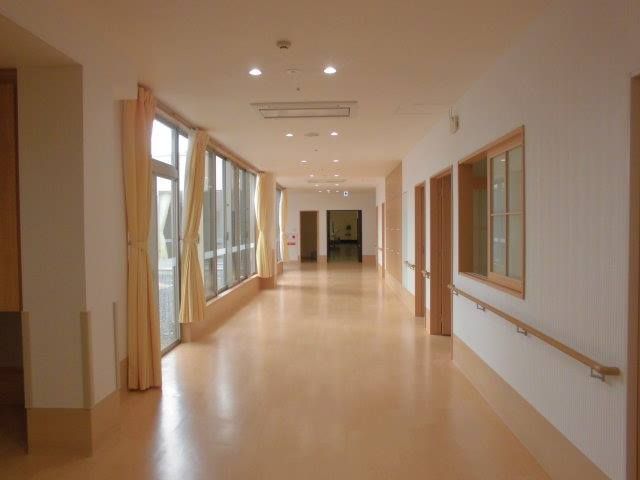 明るい廊下の風景