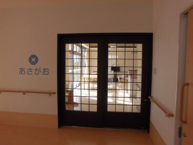 明るい共有スペースへの入口