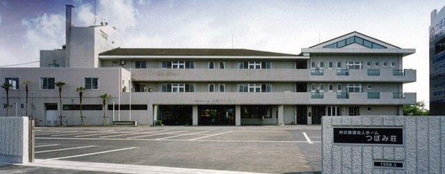 広々とした施設の正面