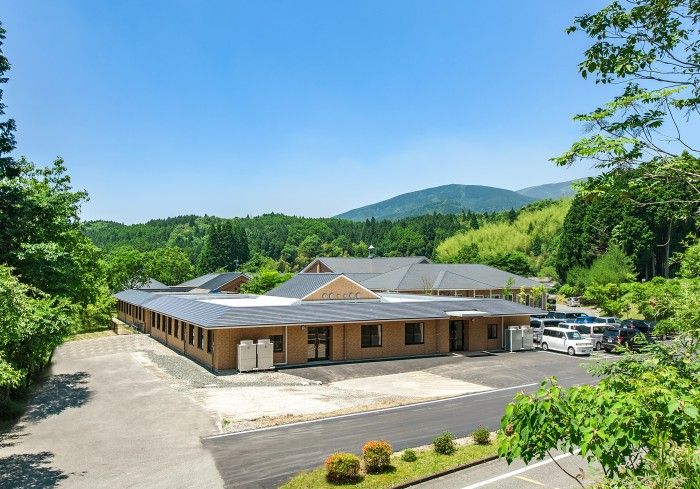 緑に囲まれた建物外観