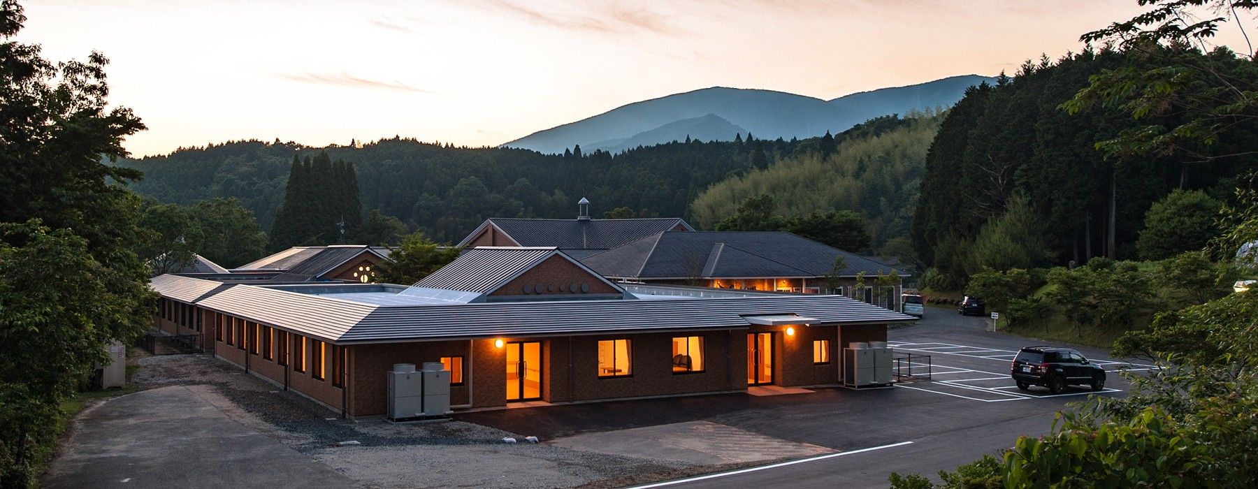 夕暮れの建物外観