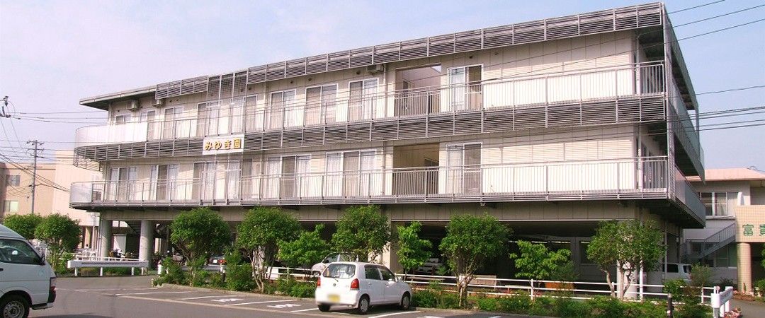 緑に囲まれた建物外観