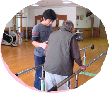 支援を受ける高齢者のリハビリ風景