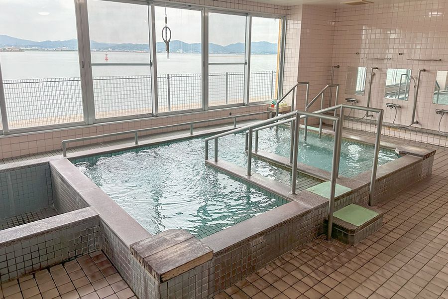 海を望む浴室
