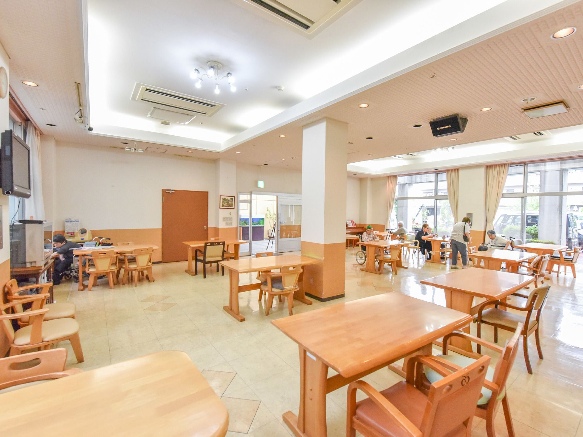 空調のついた広々とした部屋に木目調の椅子とテーブルが何台も置かれている。窓からは外の光が差し込んでいる。