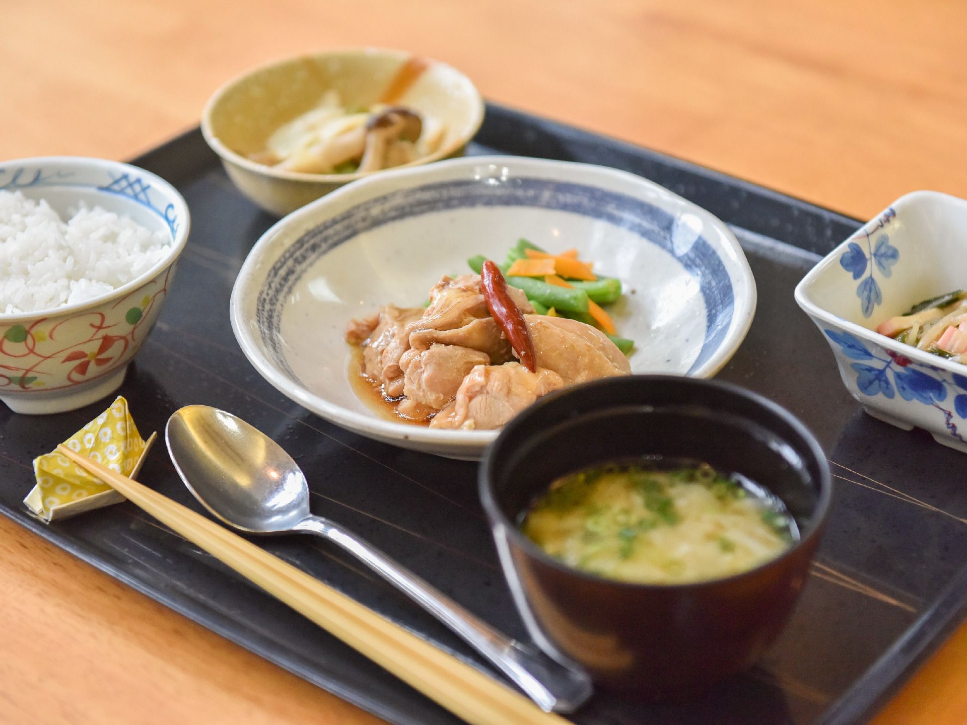 丁寧に折られた箸置きが添えられた、バランスの良い食事の一例