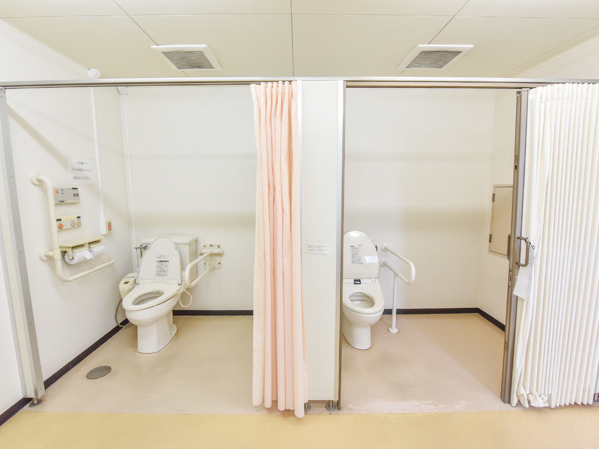 各個室はパーテーションで区切るようになっており、ウオッシュレットトイレには手すりがあり呼び出しベルなどもついている。