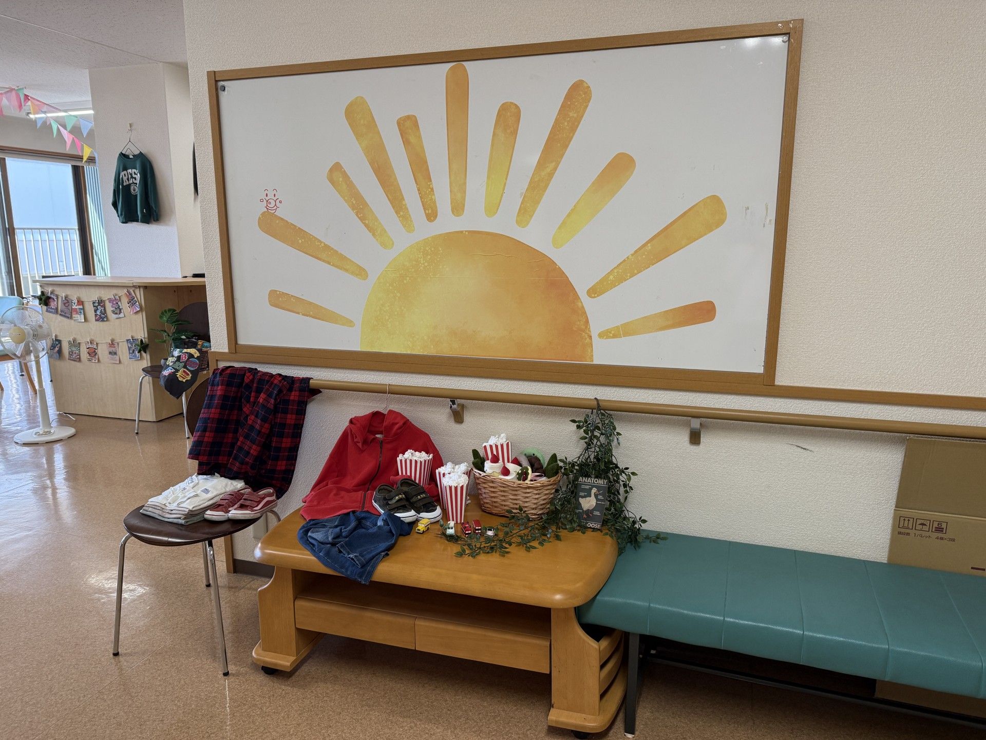 明るい装飾の壁面