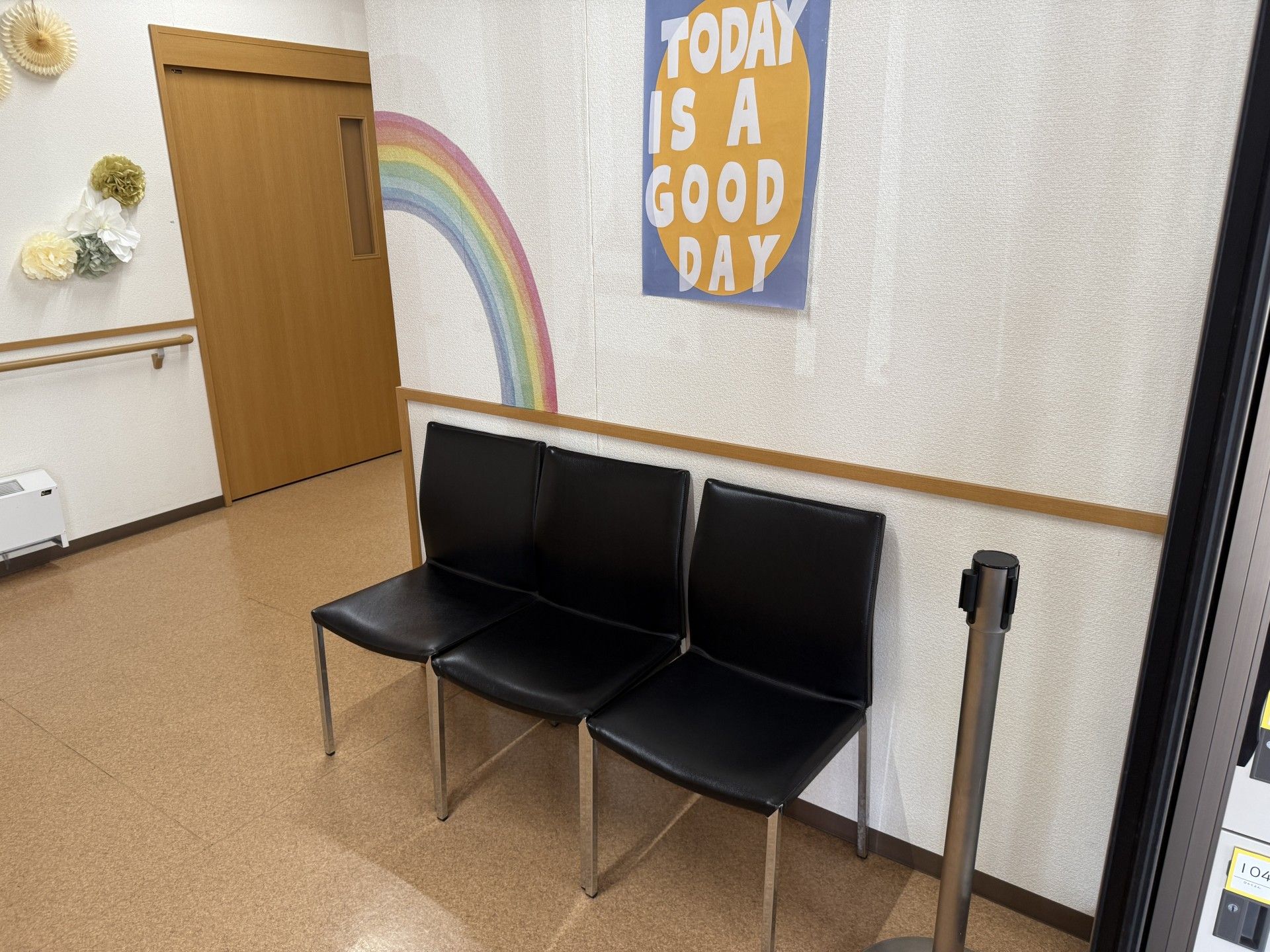 明るい廊下の椅子