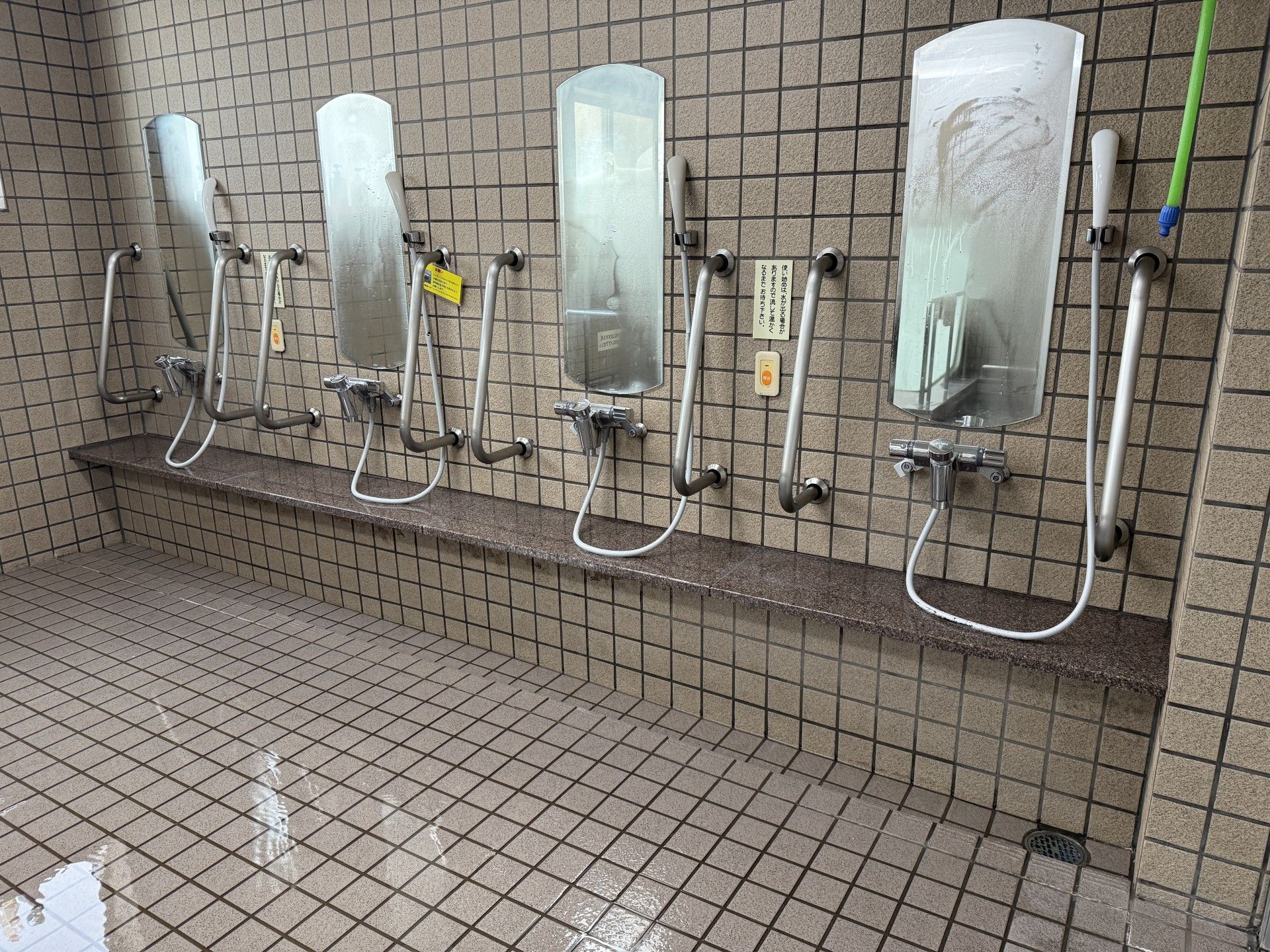 手すり付きの洗い場