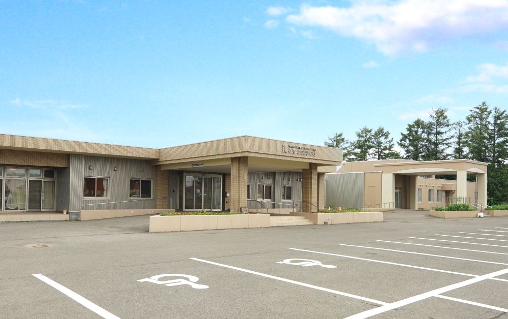 広々とした駐車場の建物