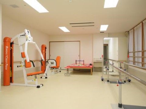歩行訓練ができる平行バーや、筋力を維持するための器具などが置かれたジムスペース