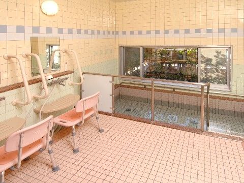 「応援家族 大宮」の浴室。ピンク色の滑りにくい床面のタイルになっている。