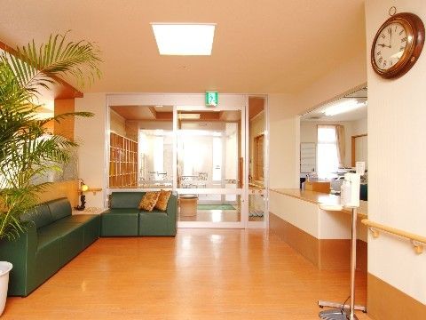 ソファーが置かれている、すっきりとシンプルなエントランスホール