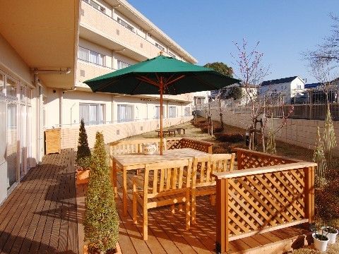 「応援家族 大宮」のテラス。テーブル上に、日当たり防止のパラソル付きである。