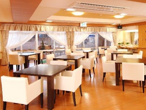 「応援家族 大宮」のダイニング。複数の席を多く用意している、明るいダイニング。