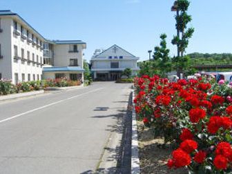 緑豊かな施設入口