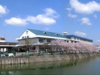 桜並木沿いの施設外観