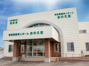 明るいエントランスの建物