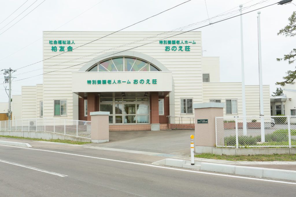 明るい入り口の建物正面