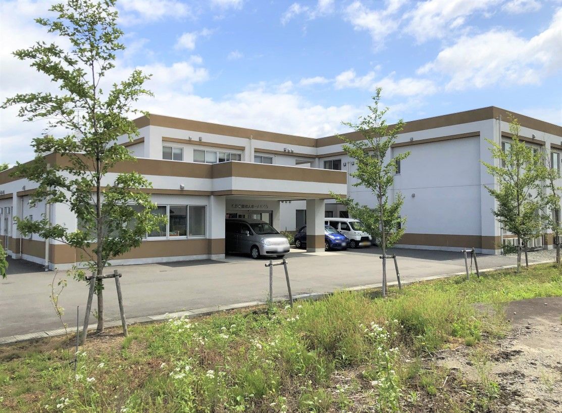 緑に囲まれた建物外観