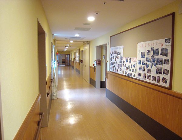 廊下の明るい施設風景