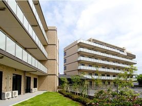 マンションタイプの建物になっており、各部屋にベランダがついている。芝生や木や花が植えられており、自然を楽しむこともできる。