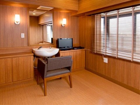 テレビも設置されている、シックな雰囲気の理容スペース