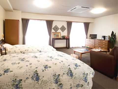 ベッドが２つ置かれた居室はお二人での入居が可能になっている。車椅子をご利用の入居者様も楽に移動できるスペースがある。
