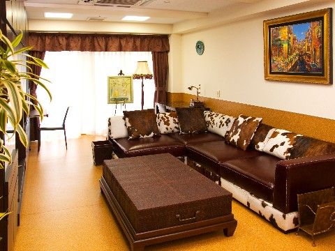 デザイン性のあるソファやテーブル、照明が置かれ、ヨーロピアンな雰囲気の談話室