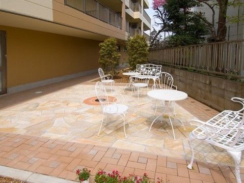 「応援家族 東川口」の中庭。外気に触れながら、息抜きの場になっている。