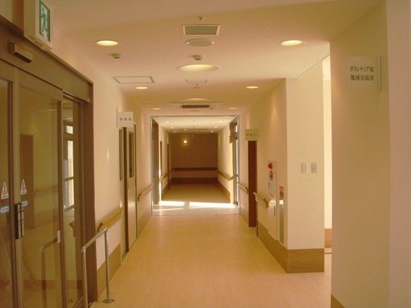 明るく清潔な廊下