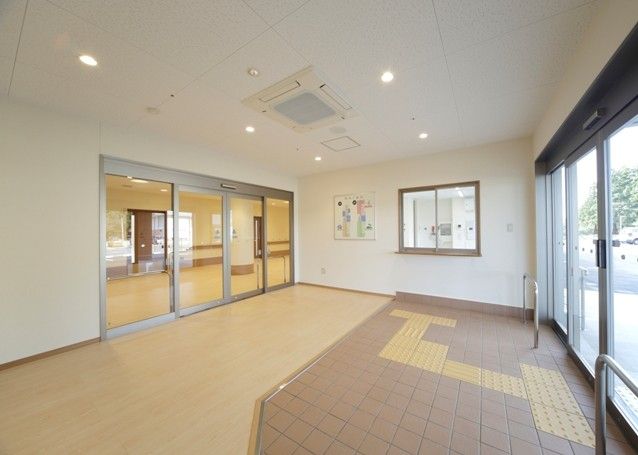 広々とした明るいエントランス