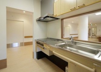 バリアフリー設計のキッチン