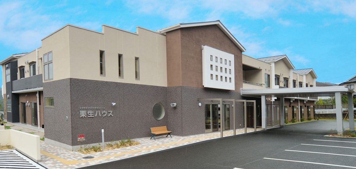 落ち着いた外観の建物