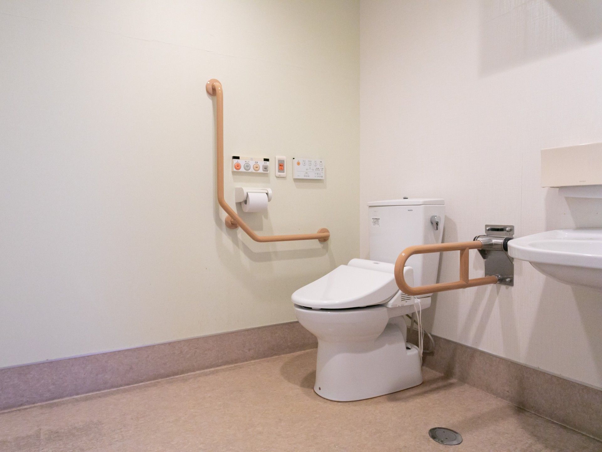 手すり付きのトイレ