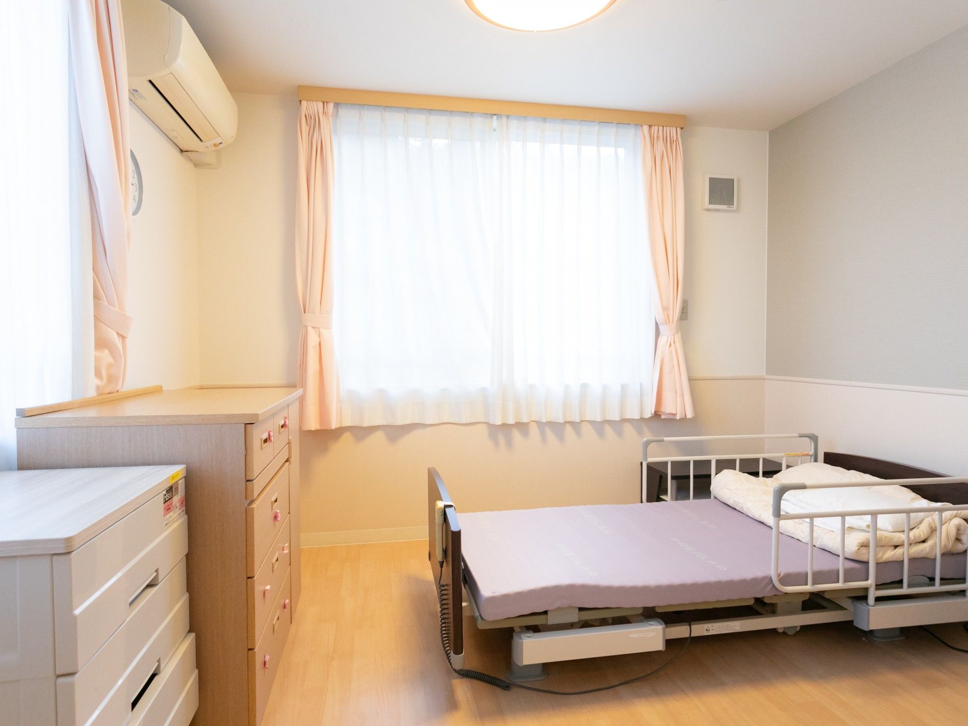 明るい個室のベッド