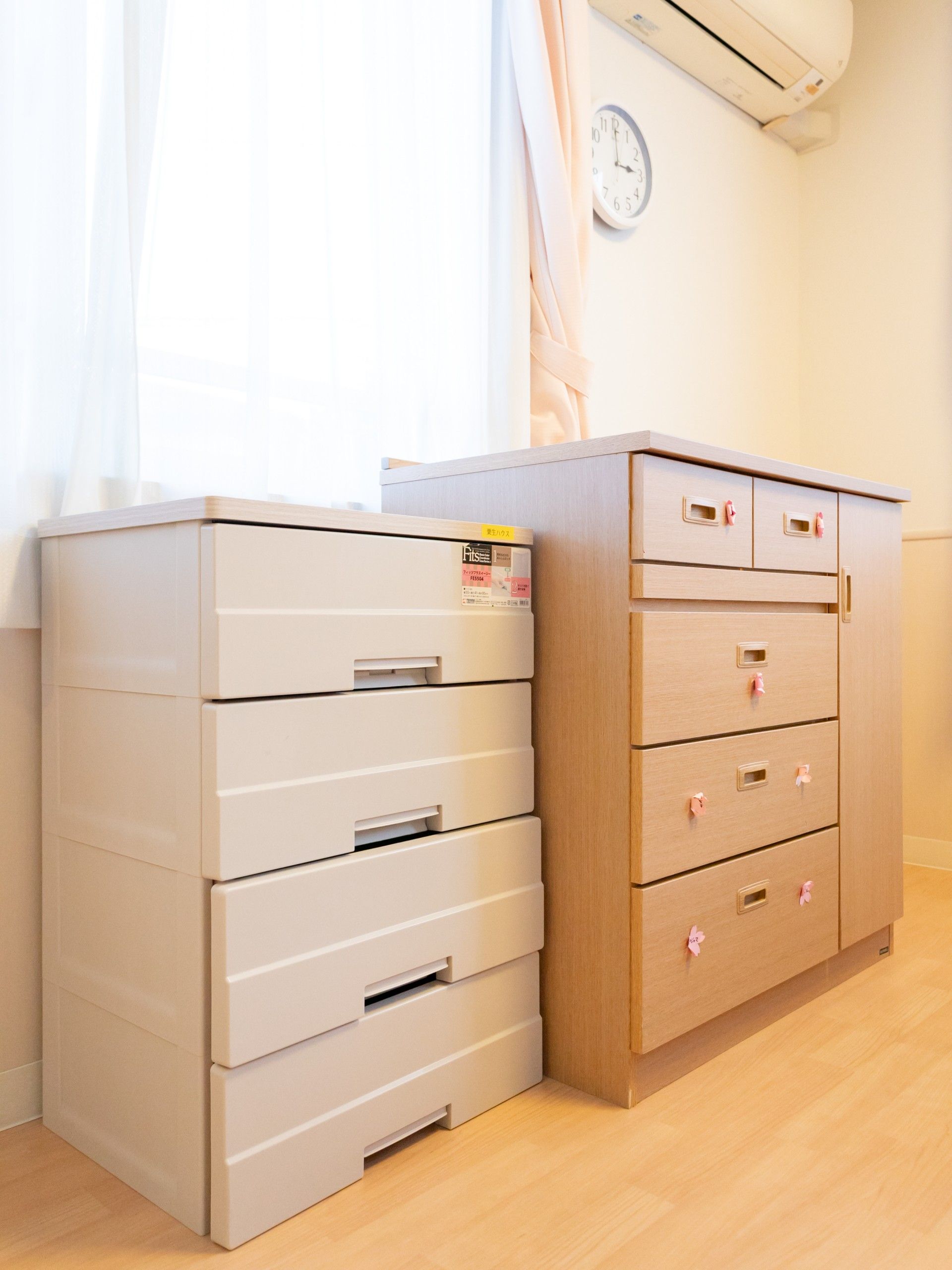 収納家具と窓辺の一角