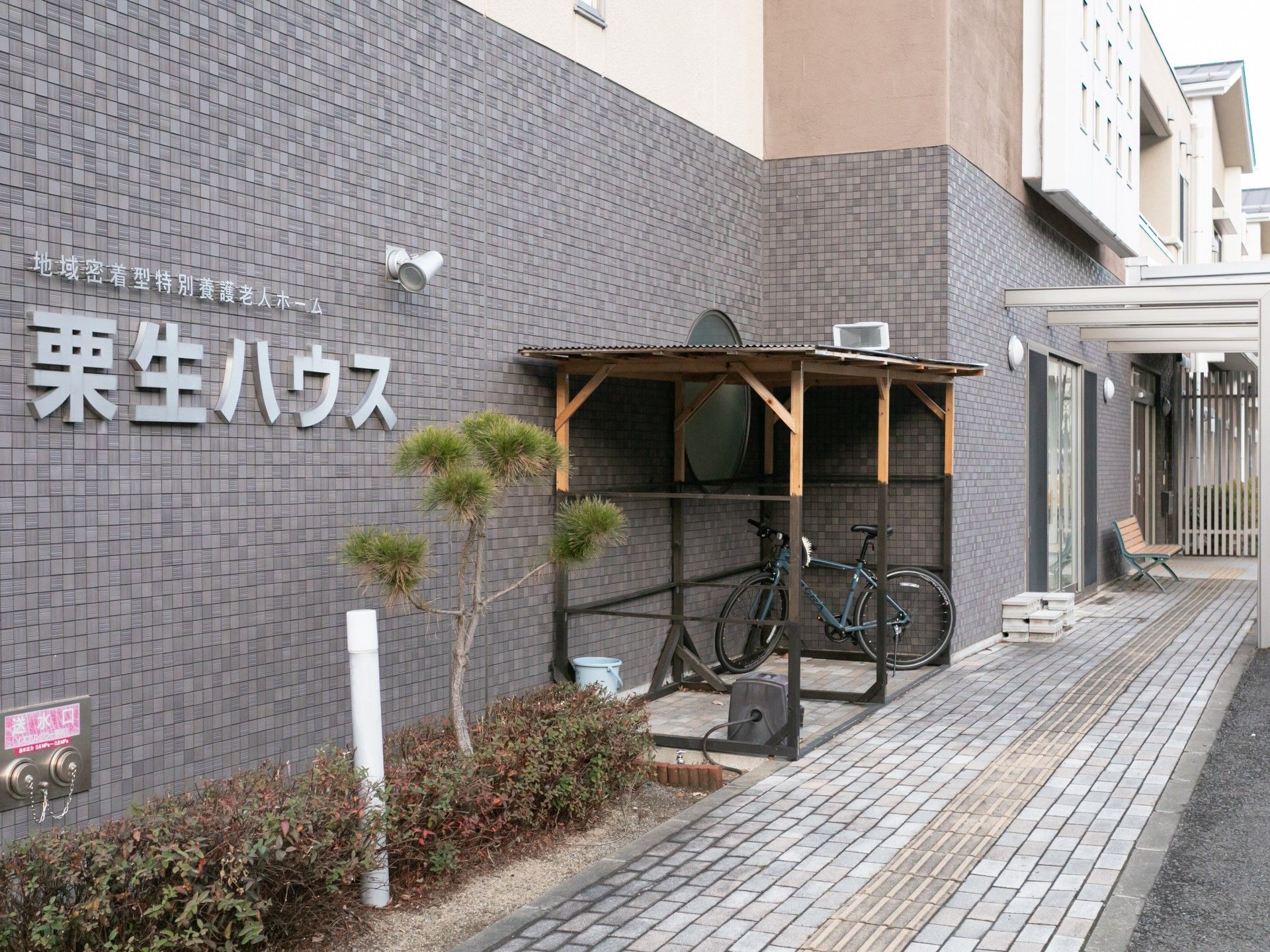 建物の外観と自転車置き場