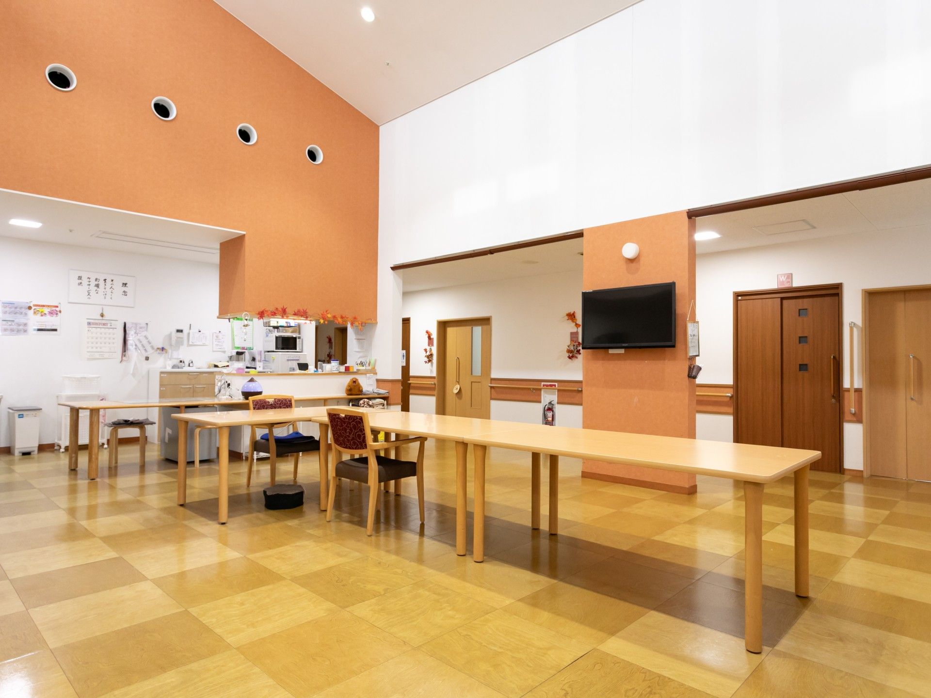 広いテーブルのある部屋