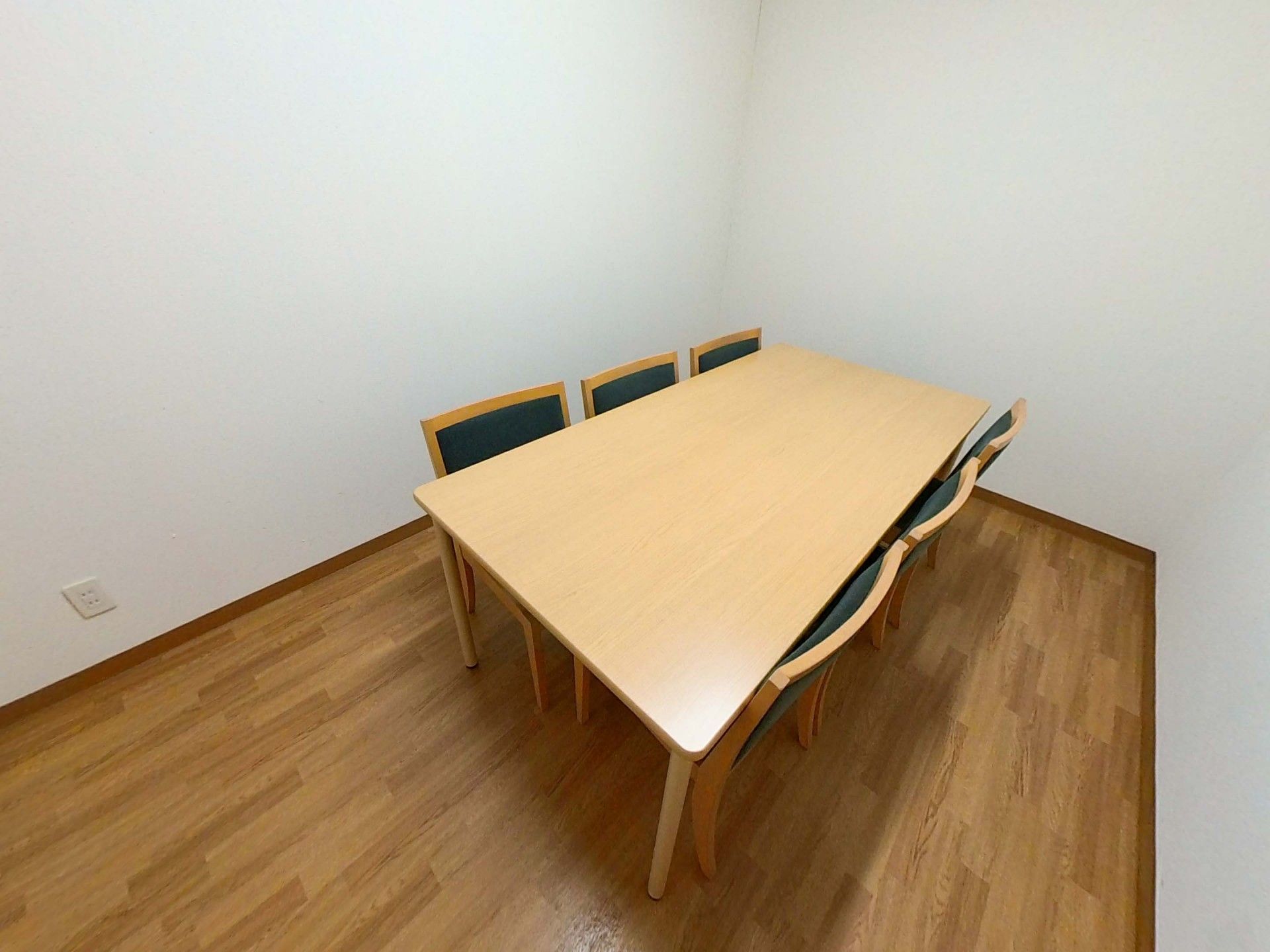 会議用テーブルと椅子