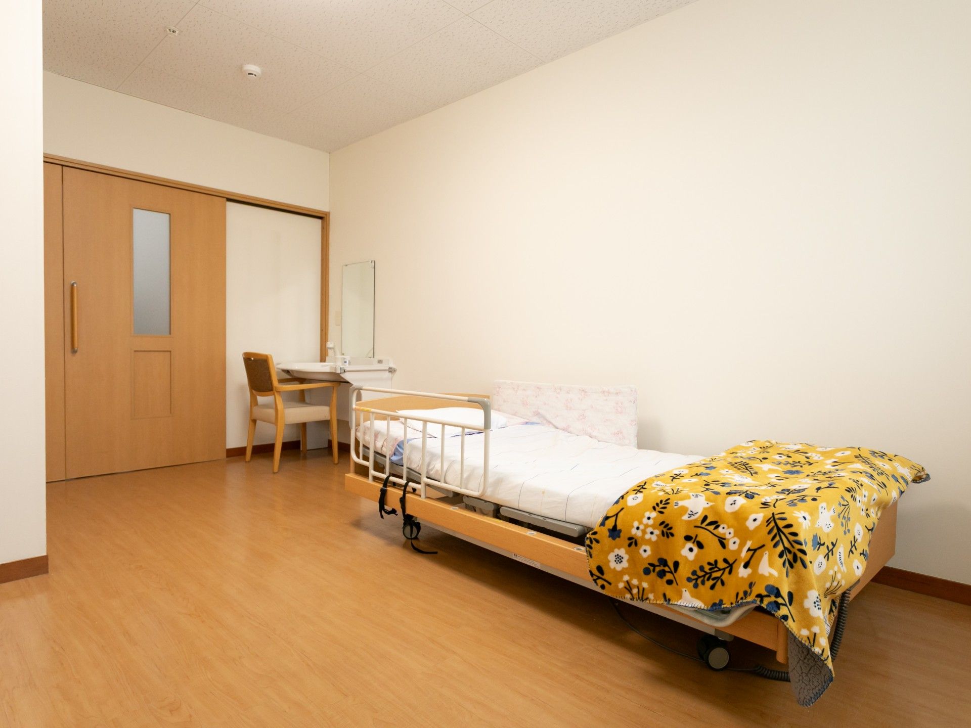 ベッドと机のある部屋