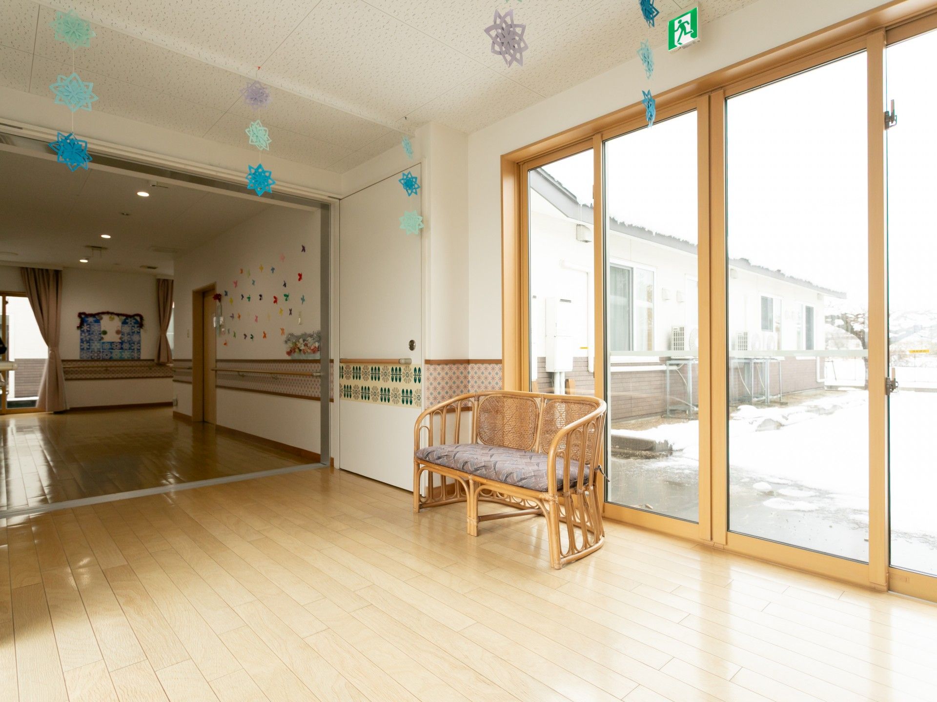 明るい廊下と窓辺の椅子